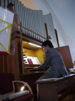Quelle: Evang. Kapellengemeinde Genya Kai spielt Orgel im Gottesdienst der Kapelle in Heidelberg