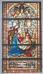 ein altes Kirchenfenster der Kapelle zeigt Maria, Joseph, Jesus, Engel und Hirten in der Weihnacht